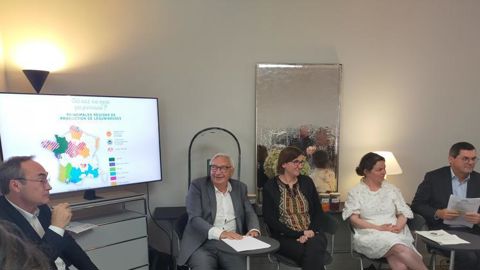 Guy Bernard Cordier, administrateur d’Interfel (à g.), Alexandre Cherki, président de la FNLS, Céline Le Guillou, ingénieure nutrition chez Terres Univia, Armelle Guizot, porte-parole de la Fiac, et Antoine Henrion, président de Terres Univia, explicitent leur objectif de multiplier par cinq la consommation en légumineuse des Français. © L. ANDREUX